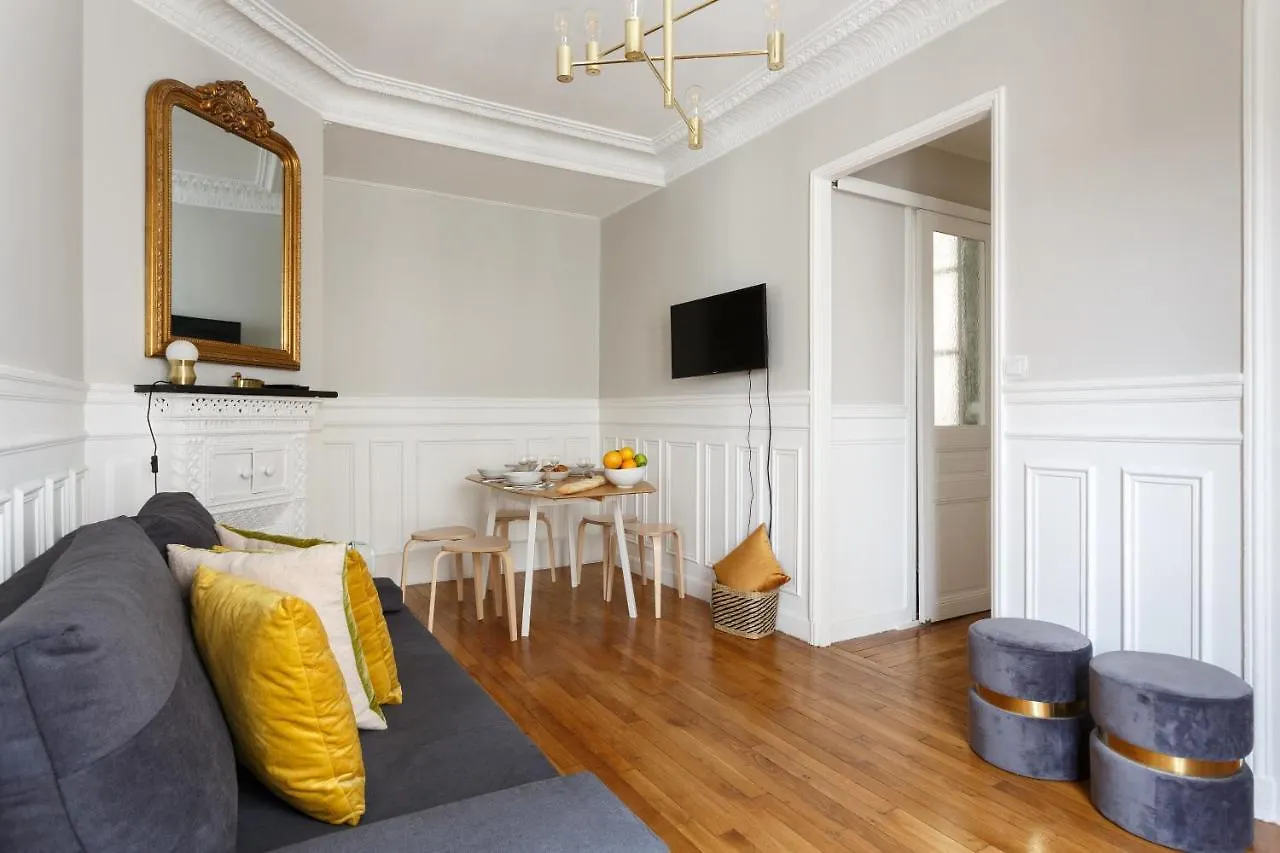 Bright And Newly Renovated 2 Bedroom Apartment, Hip & Paris, Montmartre-opera Daire Paris