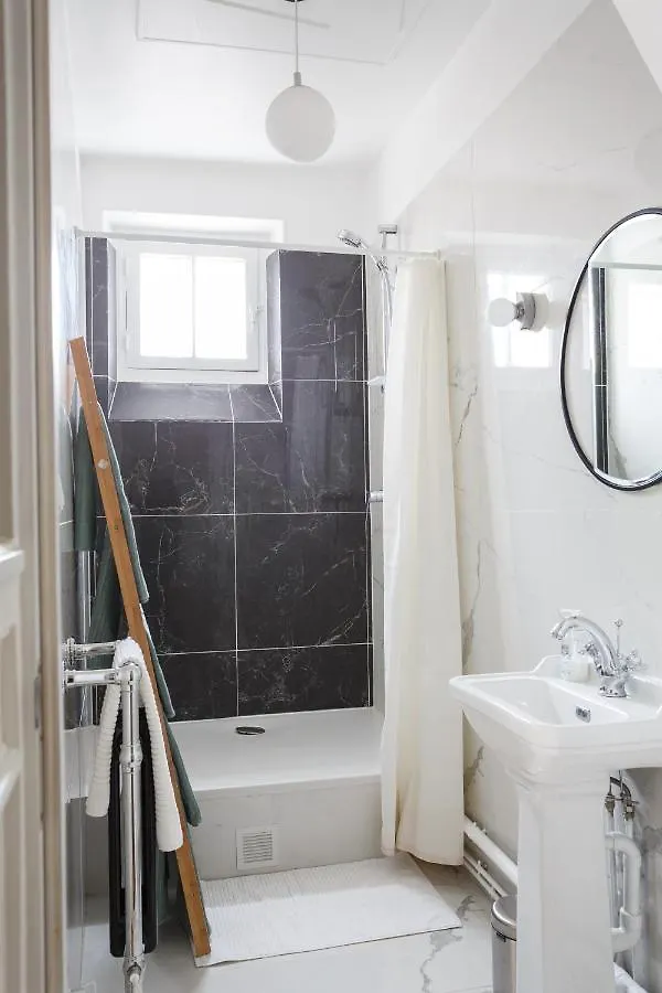 Daire Bright And Newly Renovated 2 Bedroom Apartment, Hip & Paris, Montmartre-opera Paris